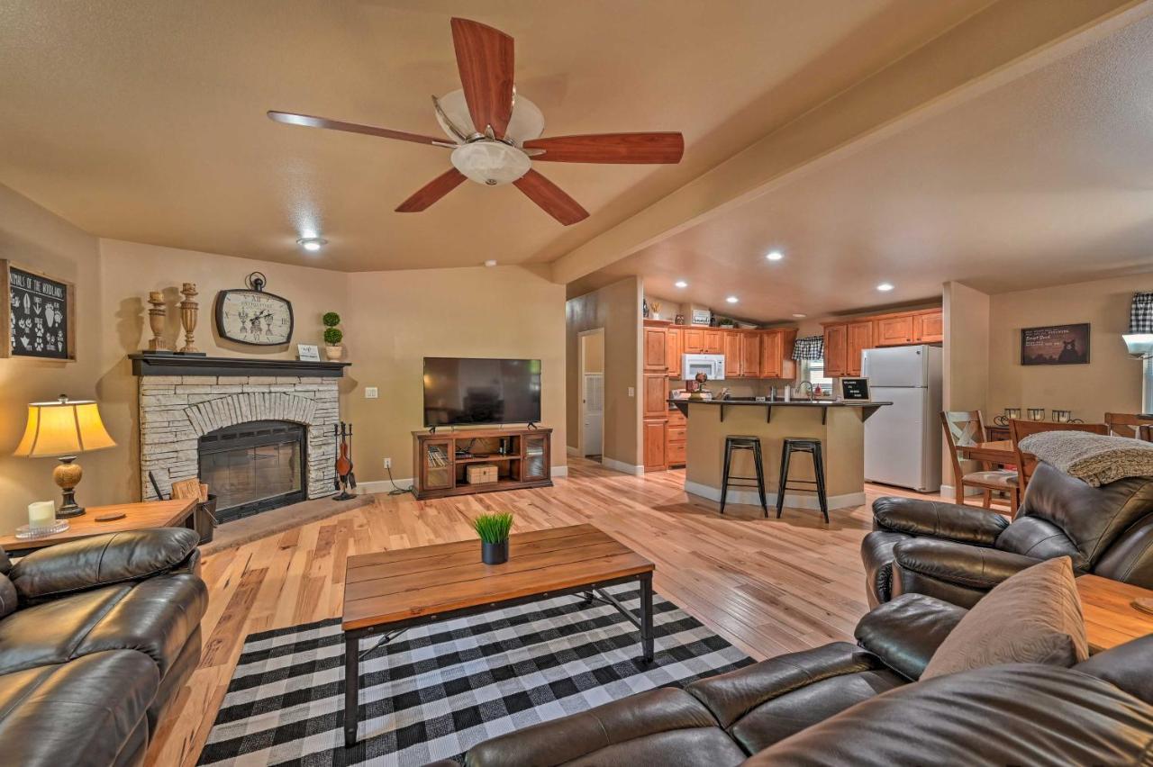 Munds Park Cabin Retreat With Deck And Fire Pit! 외부 사진